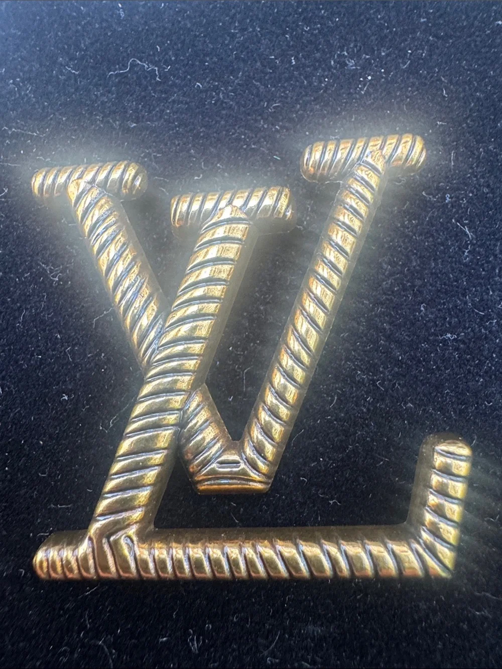 Brooch gold tone